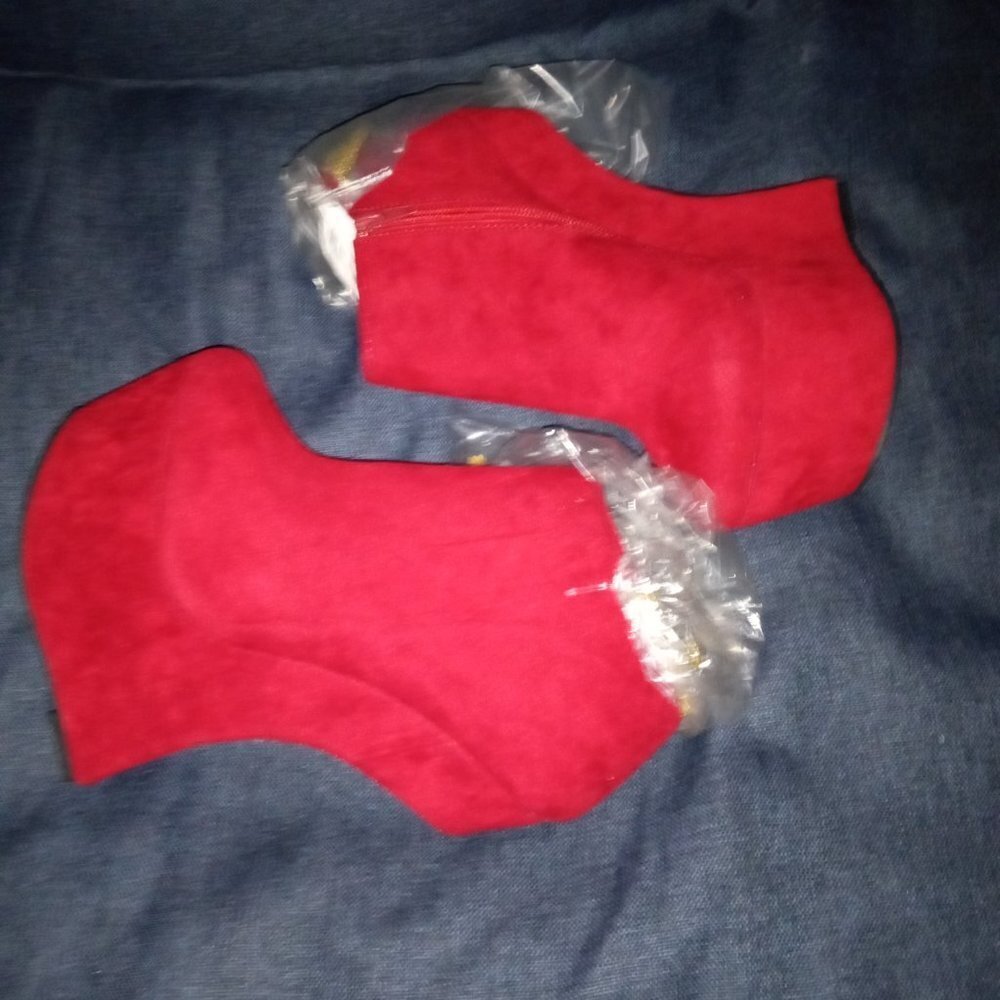 Privileged / " CHAINED MUSE " / Red ( BRAND NEW !!! ) - Picture 3 of 3